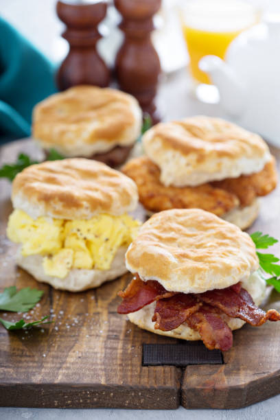 ciastka śniadaniowe z miękkimi jajecznicą i bekonem - biscuit sausage sandwich breakfast zdjęcia i obrazy z banku zdjęć