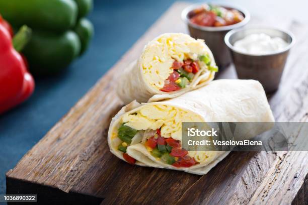 Photo libre de droit de Burrito Végétarien Petit Déjeuner Avec Oeufs banque d'images et plus d'images libres de droit de Petit déjeuner - Petit déjeuner, Burrito, Plat végétarien