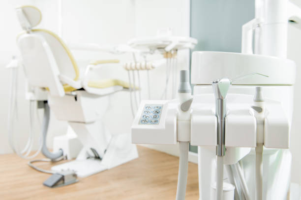 moderne zahnarztpraxis. behandlungsstuhl und anderes zubehör von zahnärzten verwendet - dentists chair dentist office chair orthodontist stock-fotos und bilder