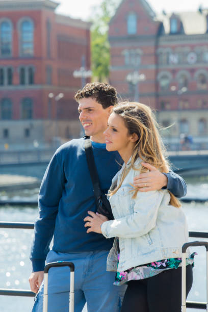 pareja joven visita a stockholm, fotografiando en un puente - couple old fashioned hipster holding hands fotografías e imágenes de stock