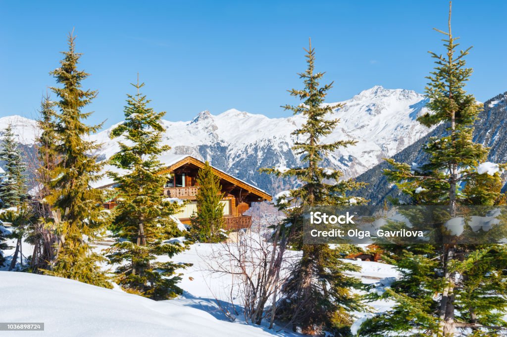 Maison en bois dans les montagnes des Alpes, paysage d’hiver - Photo de Alpes européennes libre de droits