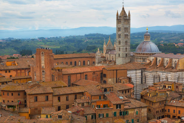 пьяцца-дель-дуомо в сиене, италия - italy bell tower built structure building exterior стоковые фото и изображения