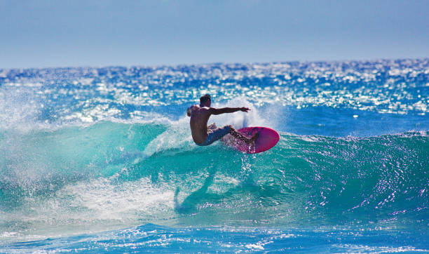 persona que practica surf surf en la playa de poipu, kauai, hawaii - kauai travel destinations tourism photography fotografías e imágenes de stock