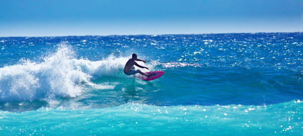 persona que practica surf surf en la playa de poipu, kauai, hawaii - kauai travel destinations tourism photography fotografías e imágenes de stock