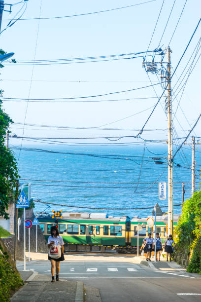 enoshima électrique ferroviaire et high school girl - kamakura japan tourist people photos et images de collection