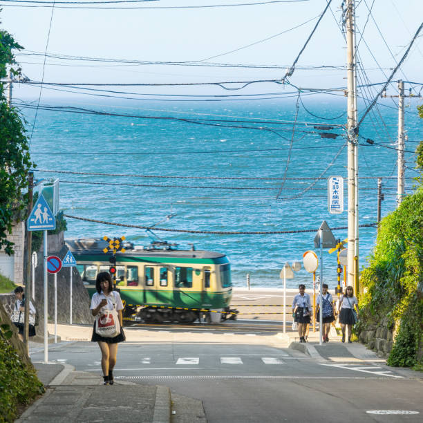 enoshima eléctrico ferrocarril y secundaria chica - kamakura japan tourist people fotografías e imágenes de stock