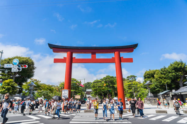 santuario tsurugaoka hachimangu en kamakura, japón - kamakura japan tourist people fotografías e imágenes de stock