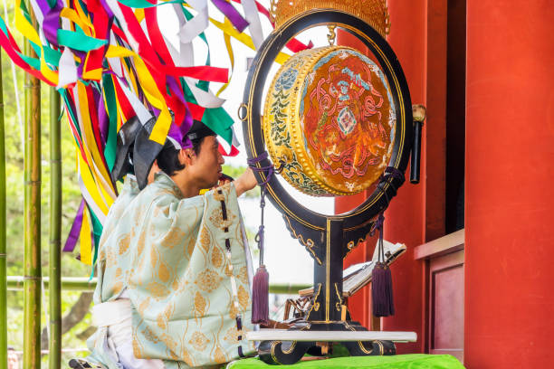 japão tradicional casar com música cerimônia no santuário de tsurugaoka hachimangu - kamakura japan tourist people - fotografias e filmes do acervo