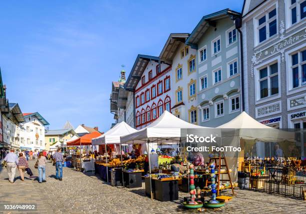 Kunstmarkt In Bad Tölz Deutschland Stockfoto und mehr Bilder von Alt - Alt, Altstadt, Architektur