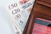 brieftasche-mit-englischen-banknoten.jpg?b=1&s=170x170&k=20&c=edlmvOGRkxFgKb7EQsuqcI3K4eJF_d41IAAeUrez7p0=