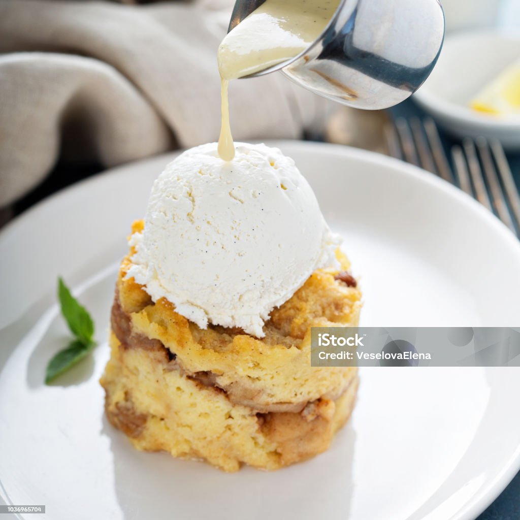 Apfel-Brot-Pudding mit Vanille-Eis - Lizenzfrei Apfel Stock-Foto