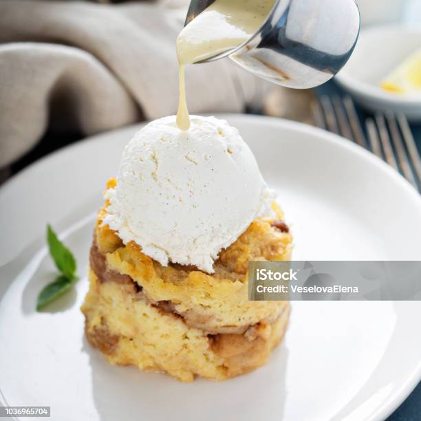 Apfelbrotpudding Mit Vanilleeis Stockfoto und mehr Bilder von Apfel - Apfel, Auflauf, Bildhintergrund