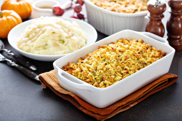 伝統的な感謝祭の詰め物 - 副菜 ストックフォトと画像