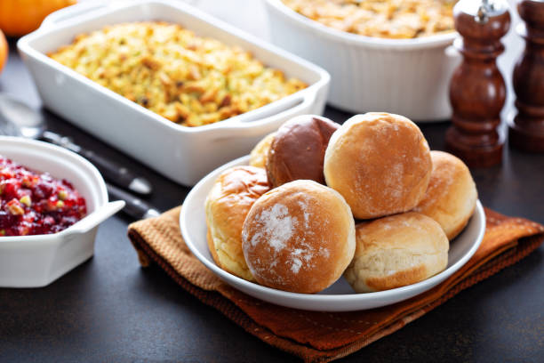 bułki obiadowe na święto dziękczynienia - baked bread brown carbohydrates zdjęcia i obrazy z banku zdjęć