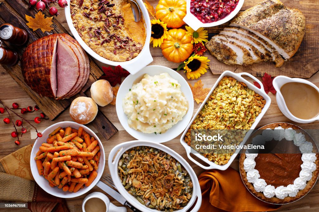 Table de Thanksgiving avec la Turquie et les côtés - Photo de Thanksgiving libre de droits