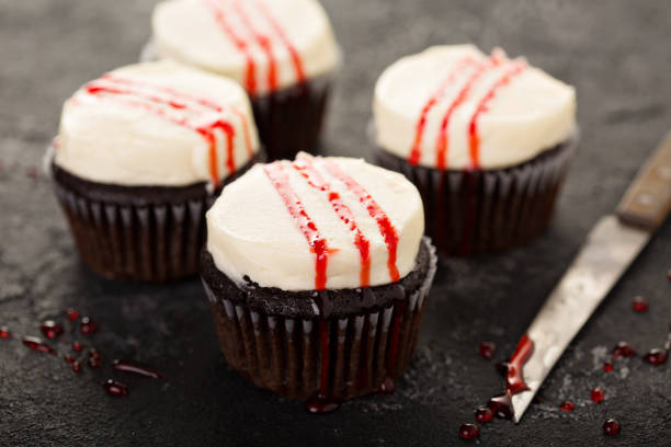 halloween creepy cupcakes with raspberry syrup - 16605 imagens e fotografias de stock