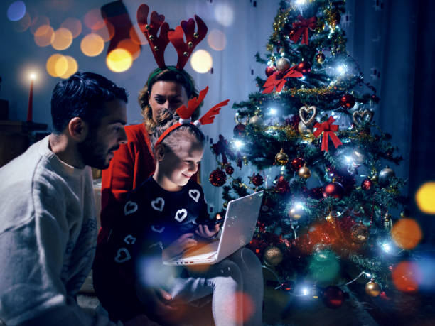 die nacht weihnachten, familie, einen laptop - christmas shopping internet family stock-fotos und bilder