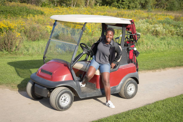 私道のゴルフカートとティーンエイ ジャーの女の子 - golf cart golf bag horizontal outdoors ストックフォトと画像
