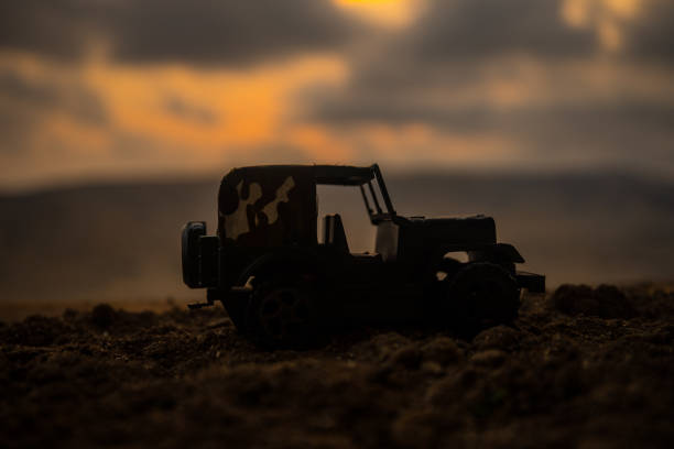 military silhouettes fighting scene on war fog sky background, fighting silhouettes below cloudy skyline at sunset. battle scene. army jeep vehicle - car individuality military 4x4 imagens e fotografias de stock