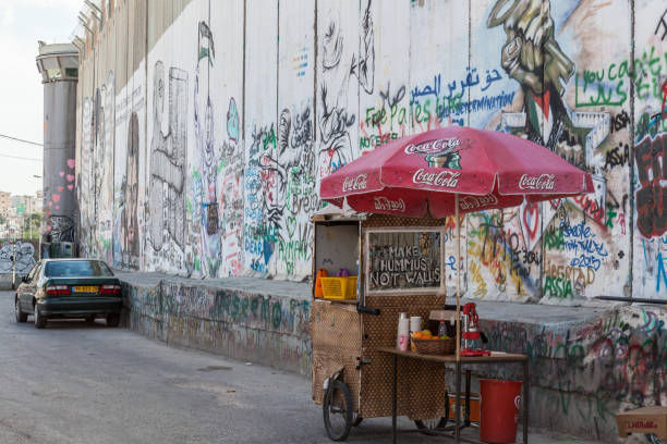 bariera lub ściana izraelskiego zachodniego brzegu - banksy zdjęcia i obrazy z banku zdjęć