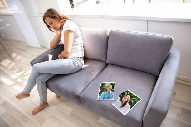 samotna kobieta siedząca na kanapie - predecessor zdjęcia i obrazy z banku zdjęć