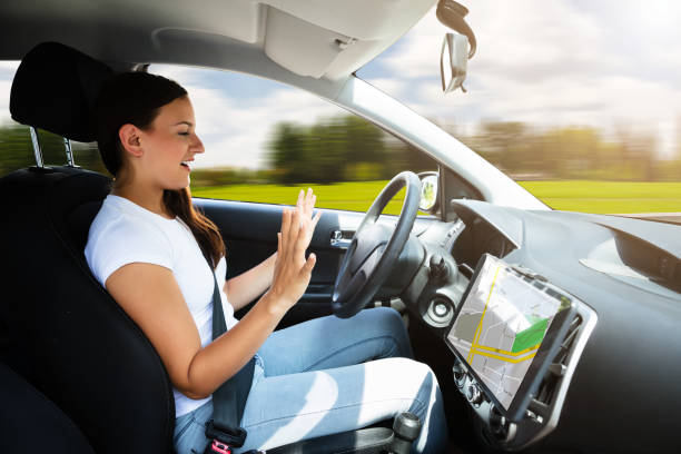 mujer sentada en auto conducir coche moderno - transporte sin conductor fotografías e imágenes de stock