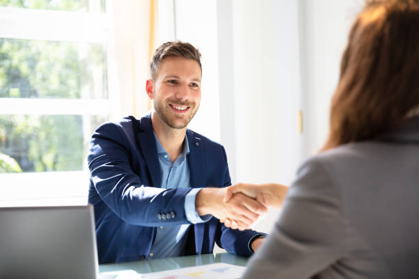 due uomini d'affari che stringono la mano - recruiter foto e immagini stock