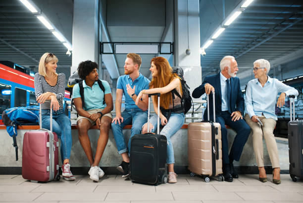 ¿espera a un tren. - couple blond hair social gathering women fotografías e imágenes de stock