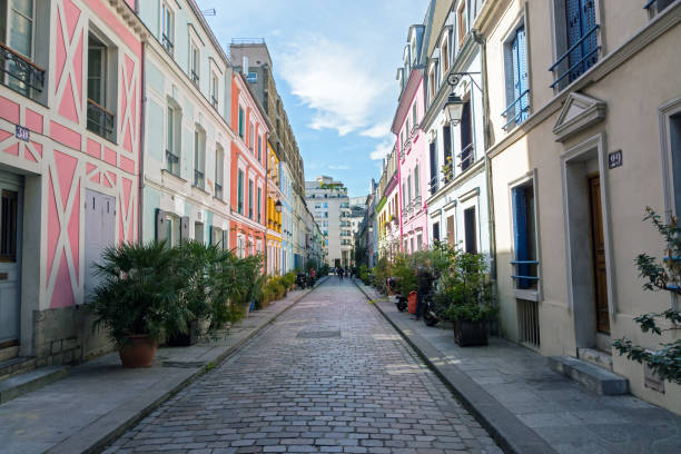 -パリの rue cremieux に色の家 - building exterior built structure street paris france ストックフォトと画像