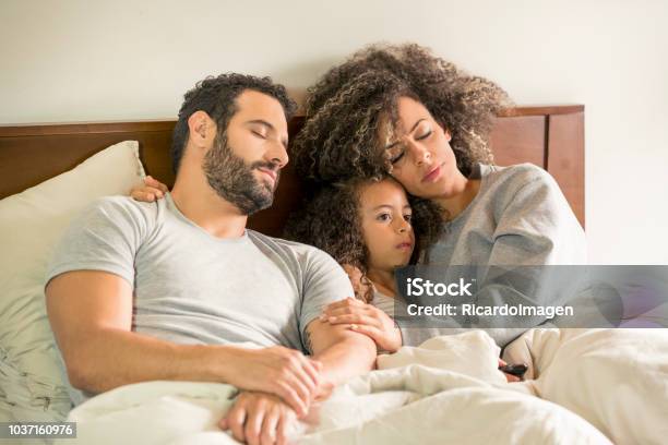 Dad Mom And Daughter In Bed Stock Photo - Download Image Now - 2-3 Years, 30-34 Years, 30-39 Years