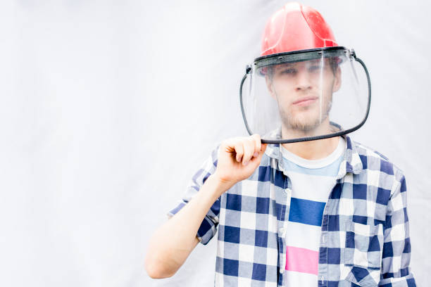 retrato de trabalhador masculino em casual num vidro protetor vermelho máscara isolada d - gas fitter flash - fotografias e filmes do acervo