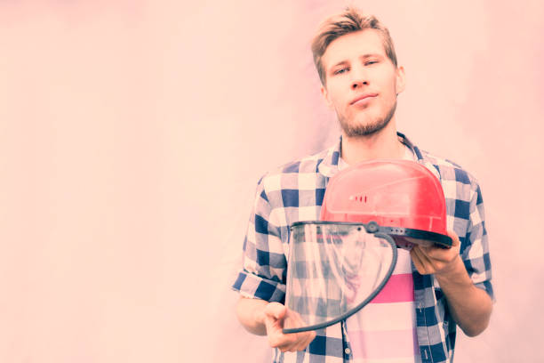 retrato de trabalhador masculino em casual num vidro protetor vermelho máscara isolada d - gas fitter flash - fotografias e filmes do acervo