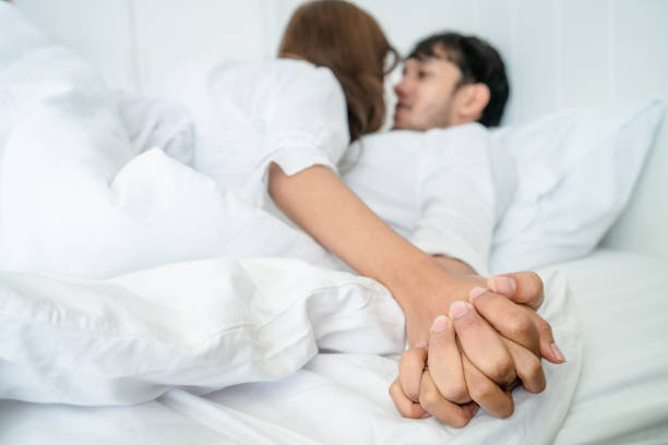 amoureux du jeune couple dans la chambre à coucher. - orgasm kissing sex women photos et images de collection