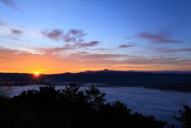 istock Mountain ranges and sea of ​​clouds 1037183562