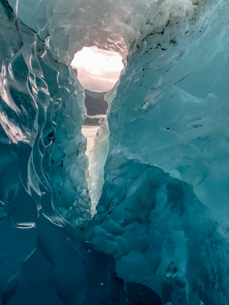 una cueva de hielo en el glaciar de mendenhall - glaciar de mendenhall fotografías e imágenes de stock