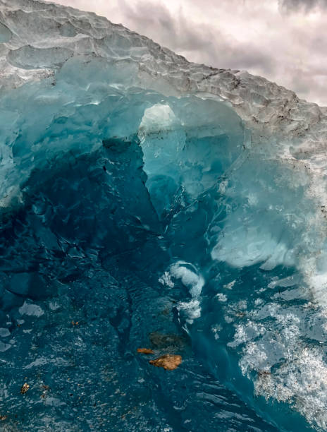 el azul real y blanco del hielo de la cueva en el glaciar de mendenhall. alaska - glaciar de mendenhall fotografías e imágenes de stock