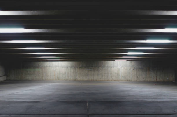 duży pusty garaż pod światłami - przestrzeń pojazd zdjęcia i obrazy z banku zdjęć