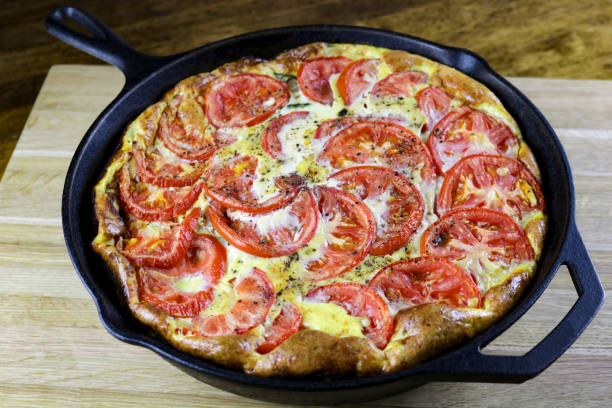 ズッキーニ、トマト ・ パルメザン チーズのフリッタータ - sweet onion ストックフォトと画像