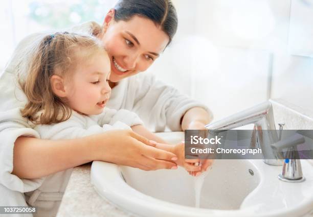 Photo libre de droit de Fille Et Sa Mère Sont Se Laver Les Mains banque d'images et plus d'images libres de droit de Se laver les mains - Se laver les mains, Enfant, Salle de bains et toilettes