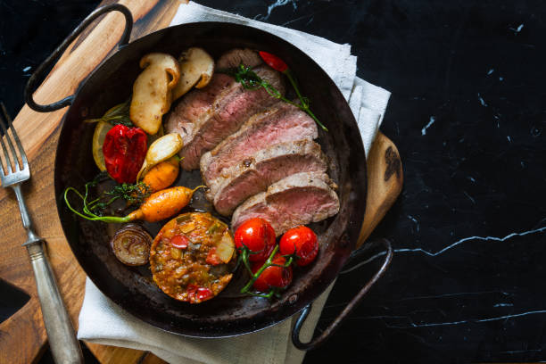 tranches de rôti de boeuf sur pan - cuisine française photos et images de collection