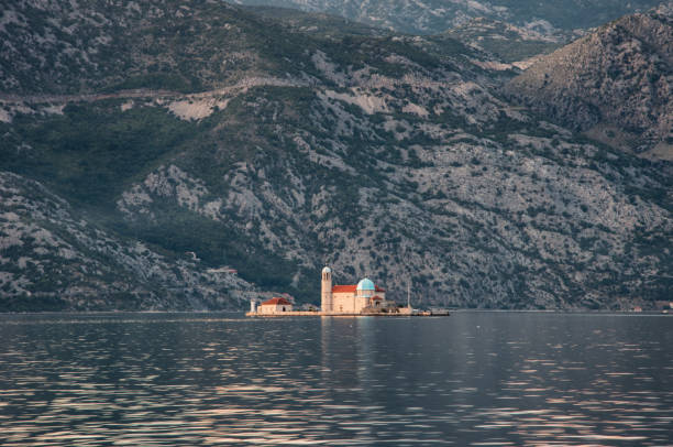 unsere liebe frau von den felsen-kirche in perast in bucht von kotor - gospa od škrpjela stock-fotos und bilder