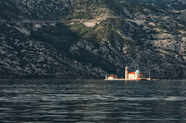 unsere liebe frau von den felsen-kirche in perast in bucht von kotor - gospa od škrpjela stock-fotos und bilder