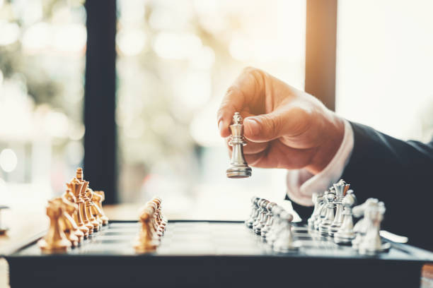 juego de ajedrez juego empresario planificación del concepto de líder de negocios de estrategia principal - chess skill concentration intelligence fotografías e imágenes de stock