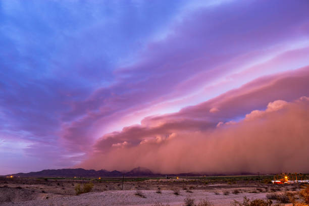 tormenta de luchador se mueve a través del desierto de arizona al atardecer. - arcus cloud fotografías e imágenes de stock