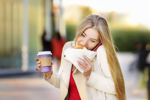 portret młodej zapracowanej kobiety w dużym mieście - morning breakfast cookie sweet food zdjęcia i obrazy z banku zdjęć