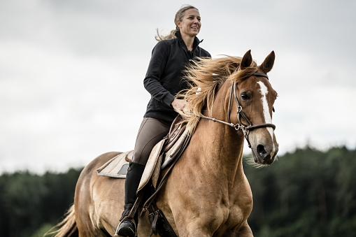 cielo espectacular de mujer montar a caballo photo