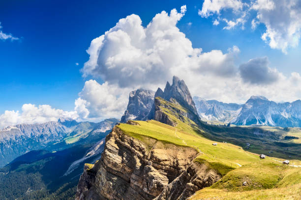 paisaje dolomitas, montañas odle en dolomitas, italia - montañas dolomita fotografías e imágenes de stock