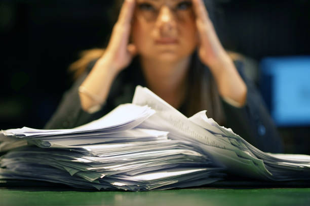 solo trabajando en la oficina con una gran cantidad de documentos. gritando y gritando por malos resultados - obsesivo fotografías e imágenes de stock