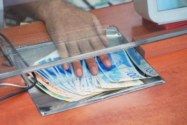oficina de cambio de moneda. concepto de finanzas. - capital letter fotos fotografías e imágenes de stock