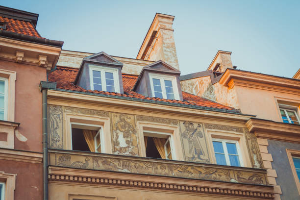 arte antiguo en la cima de una pared exterior de la casa en la ciudad vieja de varsovia - warsaw old town square fotografías e imágenes de stock